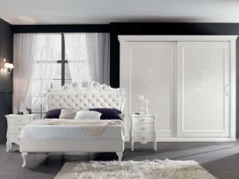 Letto con testiera in ecopelle impreziosita da una struttura in legno laccato lavorata con fiori Medea di Euro Design